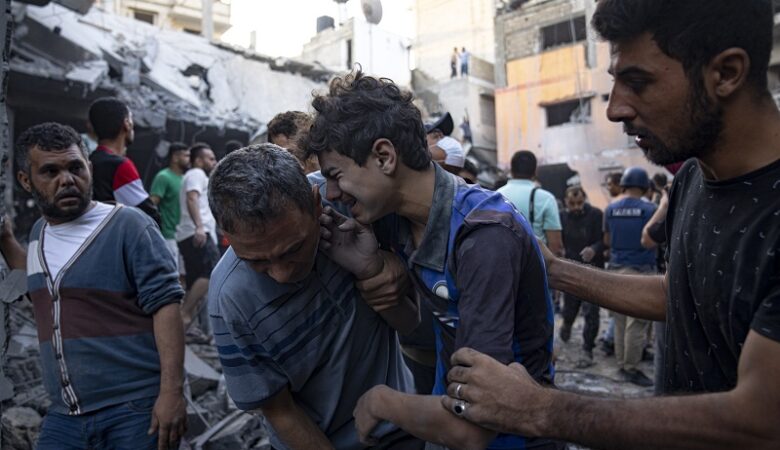 Πόλεμος στη Μέση Ανατολή: Σε απελπισία οι Παλαιστίνιοι της Γάζας περιμένουν την ανθρωπιστική βοήθεια