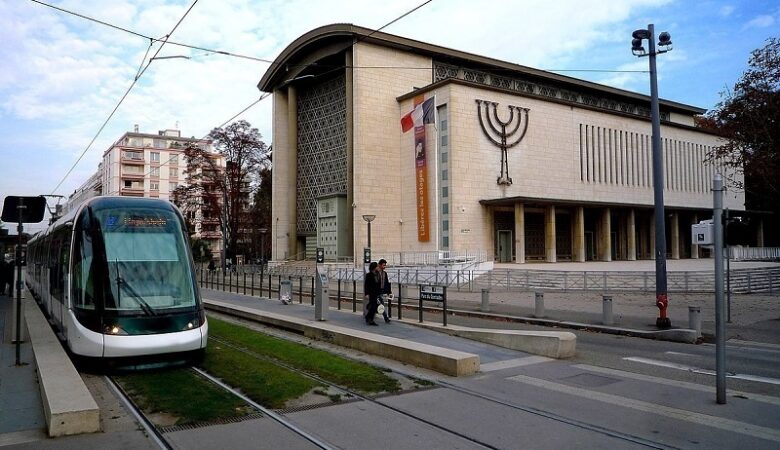 Συναγερμός στη Γαλλία: Συνελήφθη νεαρός με μαχαίρι κόντα στη Συναγωγή στο Στρασβούργο