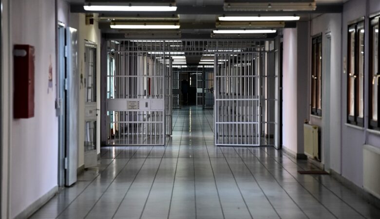 Στη φυλακή η 64χρονη που συνελήφθη στο Παλαιό Ψυχικό για ακάλυπτες επιταγές