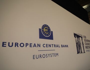 Αμετάβλητα διατήρησε τα επιτόκια η ΕΚΤ – Αναθεωρημένες προβλέψεις για πληθωρισμό και ανάπτυξη