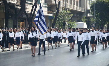 Μαθητική παρέλαση στη Θεσσαλονίκη για την 28η Οκτωβρίου: «ΖΕΥΣ» και Spitfire «έσκισαν» τον ουρανό – Δείτε πλάνα που «κόβουν την ανάσα»