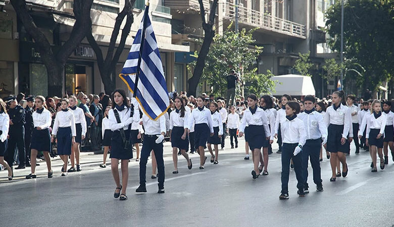 Μαθητική παρέλαση στη Θεσσαλονίκη για την 28η Οκτωβρίου: «ΖΕΥΣ» και Spitfire «έσκισαν» τον ουρανό – Δείτε πλάνα που «κόβουν την ανάσα»