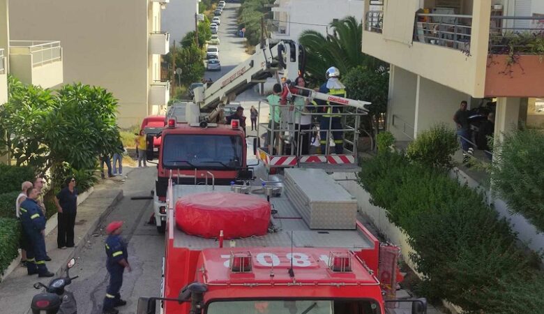 Φωτιά σε πολυκατοικία στο Ηράκλειο αποκάλυψε κρυμμένες σφαίρες στο υπόγειο