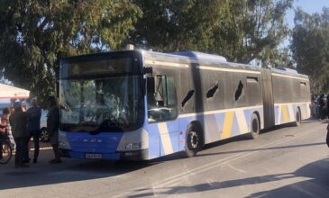 Τρόμος σε λεωφορείο στην Αρτέμιδα: Άνδρας σε αμόκ έσπαγε τα τζάμια και φώναζε «θα σας σκοτώσω όλους»
