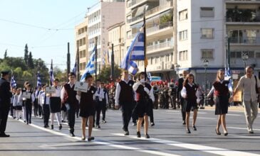 Σε εξέλιξη η μαθητική παρέλαση στο κέντρο της Αθήνας – Δείτε φωτογραφίες του News