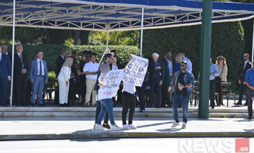 Προσαγωγές δύο ατόμων που σήκωσαν πλακάτ διαμαρτυρίας στην παρέλαση της Αθήνας