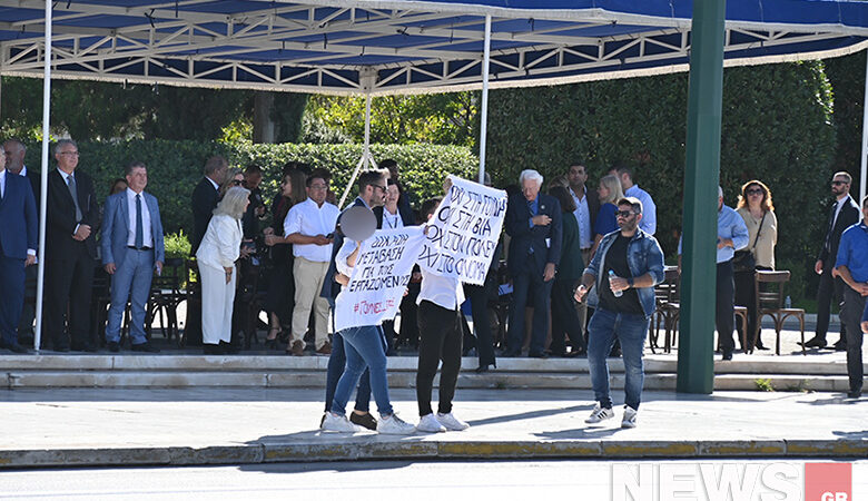 Προσαγωγές δύο ατόμων που σήκωσαν πλακάτ διαμαρτυρίας στην παρέλαση της Αθήνας