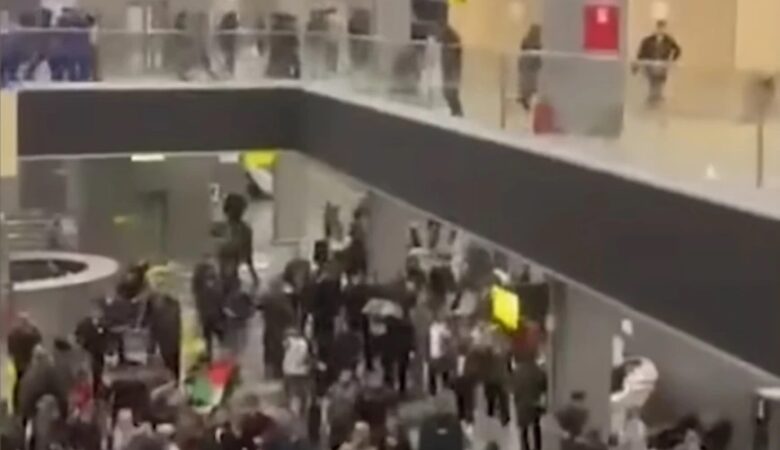 Πανικός σε αεροδρόμιο της Ρωσίας: Όχλος έψαχνε «Εβραίους» – 60 προσαγωγές, 9 αστυνομικοί τραυματίες