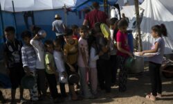 Πόλεμος στη Μέση Ανατολή: Πεινασμένοι Παλαιστίνιοι σταματούν τα φορτηγά του ΟΗΕ και τρώνε επιτόπου τα τρόφιμα