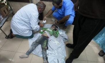 Πόλεμος στη Μέση Ανατολή: Δεκάδες πτώματα σε νοσοκομείο της Γάζας – Γιατροί χειρουργούν στους διαδρόμους