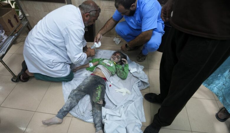 Πόλεμος στη Μέση Ανατολή: Δεκάδες πτώματα σε νοσοκομείο της Γάζας – Γιατροί χειρουργούν στους διαδρόμους