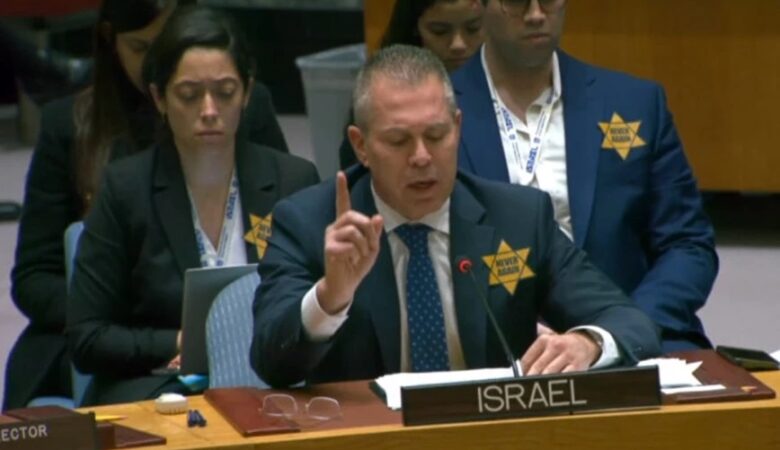 Γιατί ο πρεσβευτής του Ισραήλ στον ΟΗΕ καρφίτσωσε το κίτρινο αστέρι στο στήθος – «Θα θυμάστε τι σημαίνει το να σιωπάς μπροστά στο κακό»