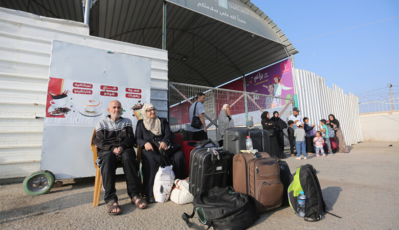 Ανοίγει και σήμερα το πέρασμα στη Ράφα – Τουλάχιστον 320 ξένοι πολίτες καθώς και δεκάδες σοβαρά τραυματισμένοι κάτοικοι της Γάζας πέρασαν στην Αίγυπτο