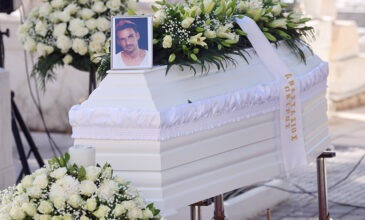 Έγινε η πολιτική κηδεία του ηθοποιού Αλέξανδρου Κομπόγιωργα – Συντετριμμένη η Κάρμεν Ρουγγέρη