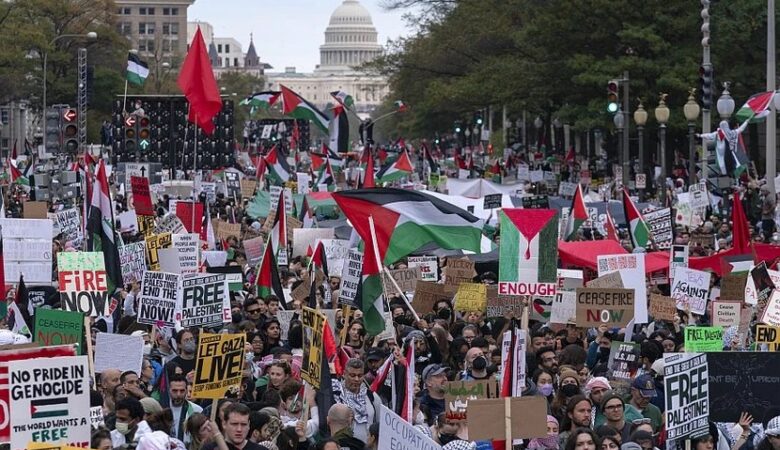 ΗΠΑ: «Μπάιντεν, δεν μπορείς να κρύβεσαι, έχεις υπογράψει τη γενοκτονία» – Μεγάλη διαδήλωση στην Ουάσινγκτον για αλληλεγγύη προς την Παλαιστίνη