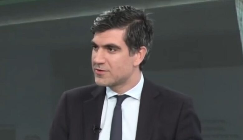 Γλαβίνας: Ο κ. Μητσοτάκης θεωρεί ότι οι βουλευτές της αντιπολίτευσης έχουν υποχρέωση να κάνουν τα… ρεπό των βουλευτών του