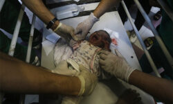 Έσωσαν μωρό από την κοιλιά Παλαιστίνιας εγκύου που σκοτώθηκε σε ισραηλινό βομβαρδισμό στη Γάζα