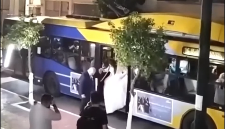 Απίθανο βίντεο στον Πειραιά: Η νύφη πήγε στην εκκλησία με το… τρόλεϊ