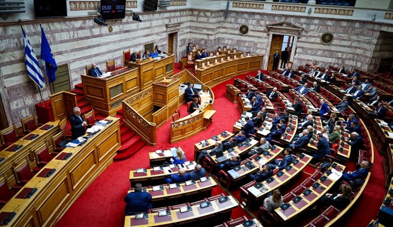 Αντιπαράθεση μεταξύ των κομμάτων στη Βουλή με επίκεντρο το ψήφισμα του Ευρωκοινοβουλίου για το κράτος δικαίου
