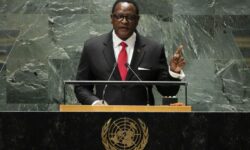Ο πρόεδρος του Μαλάουι απαγόρευσε στους υπουργούς και στον εαυτό του τα ταξίδια στο εξωτερικό για λόγους οικονομίας