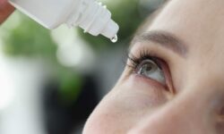 Δολοφόνησε τη φίλη της με οφθαλμικές σταγόνες και άδειασε τους τραπεζικούς της λογαριασμούς