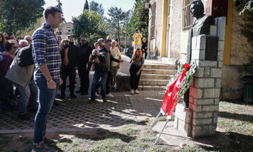 Ο Στέφανος Κασσελάκης κατέθεσε στεφάνι στο μνημείο ΕΑΤ – ΕΣΑ για την επέτειο του Πολυτεχνείου
