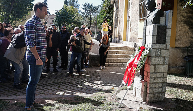 Ο Στέφανος Κασσελάκης κατέθεσε στεφάνι στο μνημείο ΕΑΤ – ΕΣΑ για την επέτειο του Πολυτεχνείου