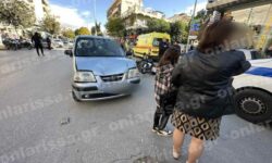 Τριπλή σύγκρουση στη Λάρισα με δύο αυτοκίνητα και ένα μηχανάκι – Τραυματίστηκαν ένας άνδρας και μια γυναίκα