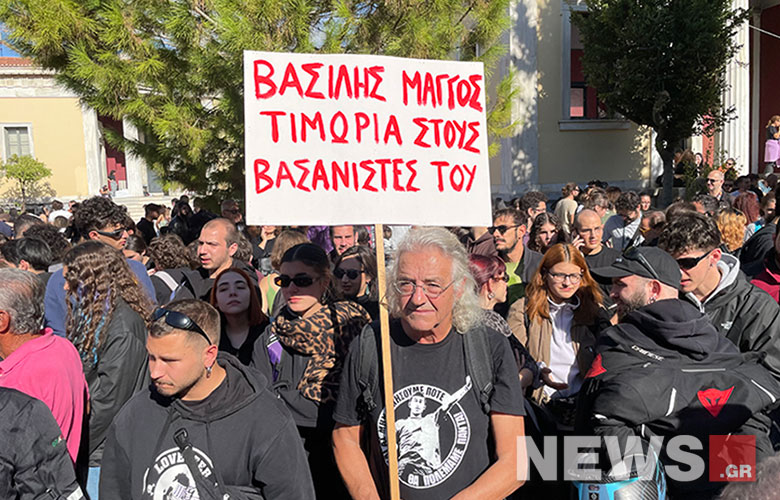 «Βασίλης Μάγγος – Τιμωρία στους βασανιστές του» – Πλακάτ κρατάει και φέτος ο πατέρας του στο Πολυτεχνείο