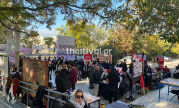 Θεσσαλονίκη: Εκατοντάδες φοιτητές τιμούν την 50η επέτειο του Πολυτεχνείου, στο κτίριο της Πολυτεχνικής Σχολής