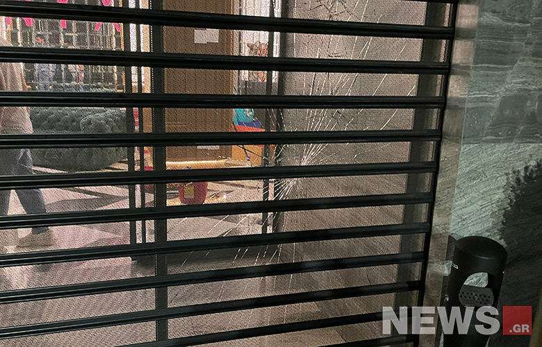 Ένταση και ζημιές στην πλατεία Συντάγματος κατά την πορεία του Πολυτεχνείου