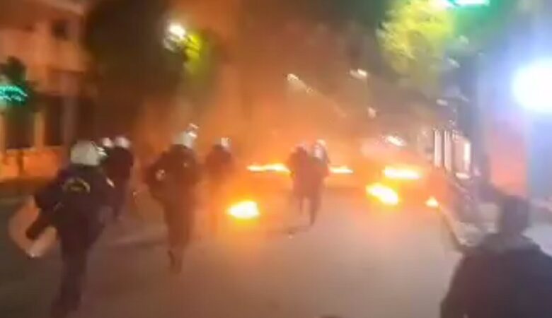Επεισόδια με μολότοφ και δακρυγόνα στις πορείες για την επέτειο του Πολυτεχνείου σε Πάτρα και Θεσσαλονίκη