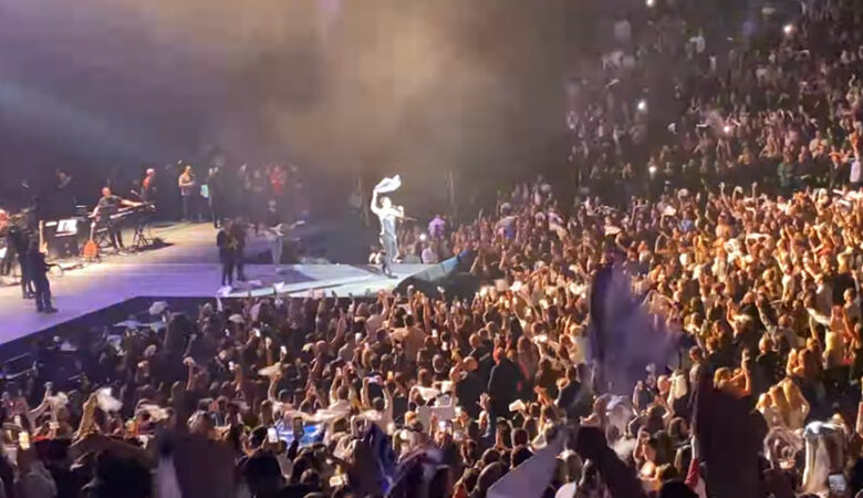 Το αδιαχώρητο στη Νέα Υόρκη για τον Κωνσταντίνο Αργυρό: Πάνω από 13.000 ομογενείς στη συναυλία – Δείτε βίντεο