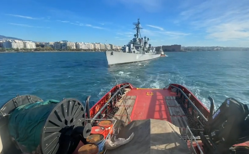 Η στιγμή της ρυμούλκησης του Α/Τ «Βέλους» στον ΟΛΘ – Δείτε βίντεο