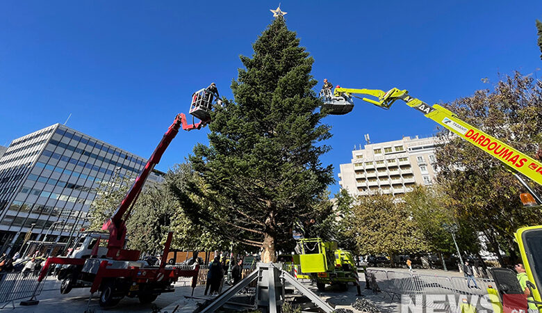 Σε γιορτινούς ρυθμούς η Αθήνα – Στήθηκε το χριστουγεννιάτικο δέντρο στο Σύνταγμα