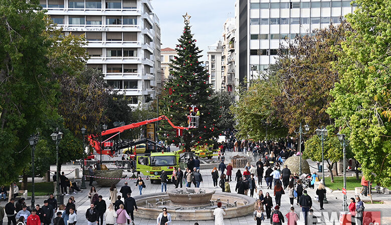 Χριστούγεννα στο Σύνταγμα: Γέμισε λαμπάκια το δέντρο στην πλατεία – Την Πέμπτη η φωταγώγηση του
