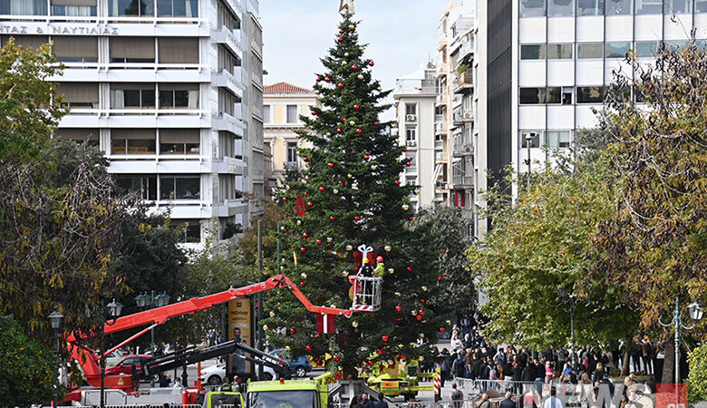 Ανάβει στις 18:00 το Χριστουγεννιάτικο δέντρο στο Σύνταγμα – Η πλατεία θα μετατραπεί σε μία μεγάλη μουσική σκηνή