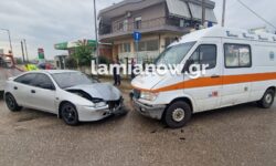 Οδηγούσε ανάποδα σε μονόδρομο και συγκρούστηκε με ασθενοφόρο στη Λαμία