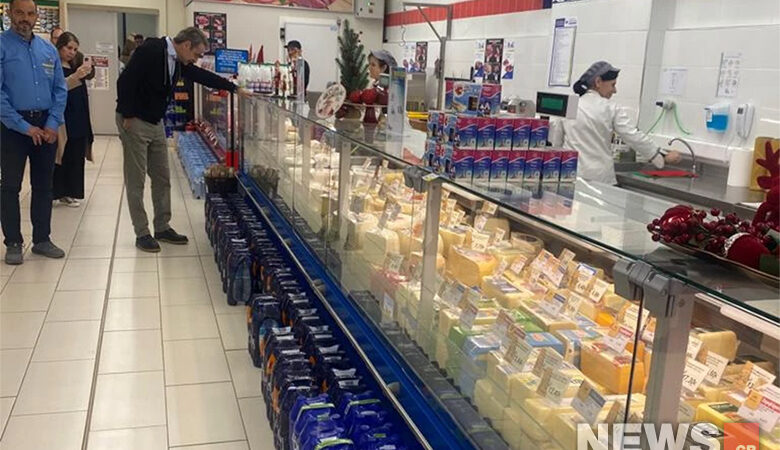 Ο Μητσοτάκης πήγε σε σούπερ μάρκετ στα Καμένα Βούρλα για να διαπιστώσει εάν εφαρμόζονται τα κυβερνητικά μέτρα