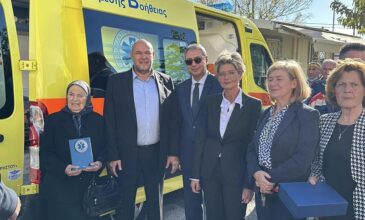 Ο Μητσοτάκης ευχαρίστησε τη συνταξιούχο που δώρισε το ασθενοφόρο στο Μεσολόγγι