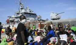 Στη Λαμπεντούζα έφτασαν 573 μετανάστες και πρόσφυγες