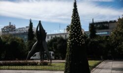 Έκλεψαν τα μισά στολίδια από το χριστουγεννιάτικο δέντρο στην Πλατεία Κλαυθμώνος