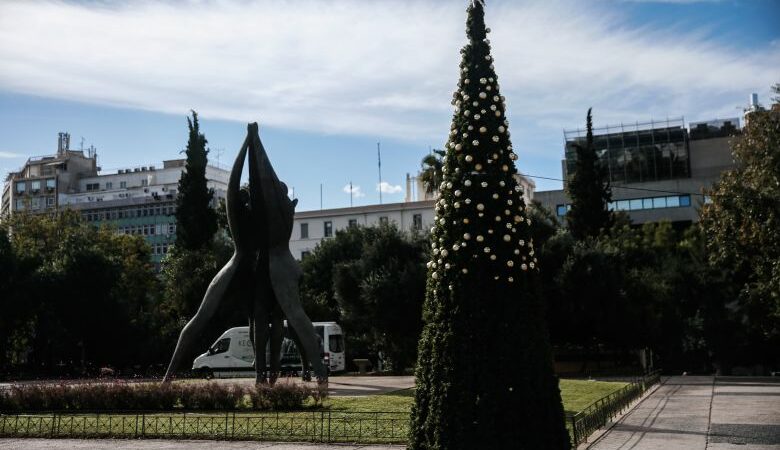 Έκλεψαν τα μισά στολίδια από το χριστουγεννιάτικο δέντρο στην Πλατεία Κλαυθμώνος