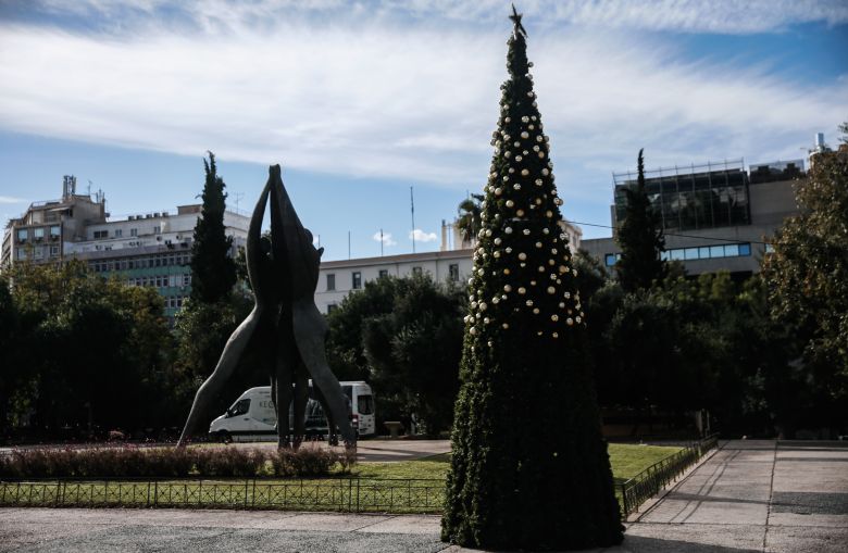 Έκλεψαν τα μισά στολίδια από το χριστουγεννιάτικο δέντρο στην Πλατεία Κλαυθμώνος