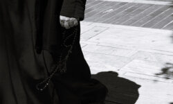 Ένας πρώην και ένας νυν ιερέας εξαπατούσαν πολίτες αποκομίζοντας πάνω από 1,3 εκατ. ευρώ