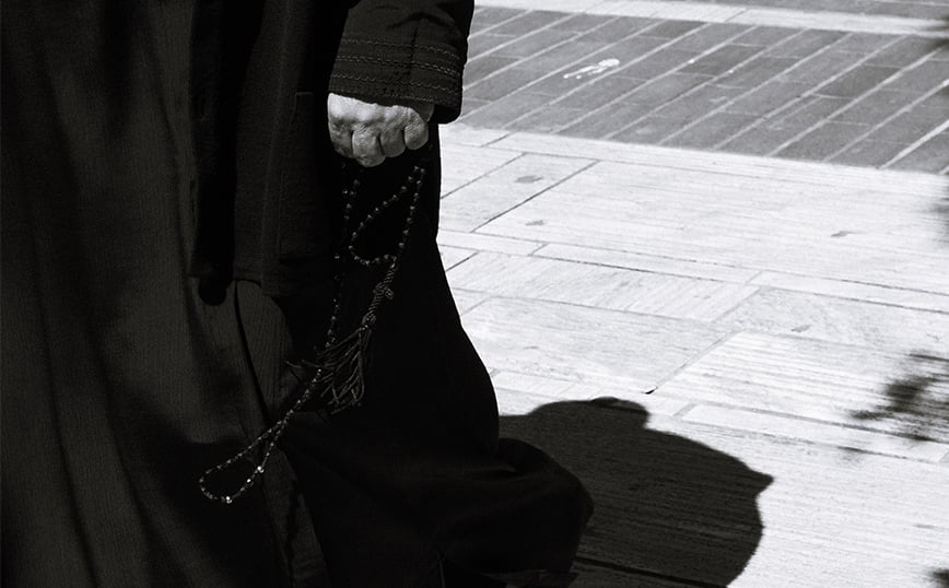 Ένας πρώην και ένας νυν ιερέας εξαπατούσαν πολίτες αποκομίζοντας πάνω από  1,3 εκατ. ευρώ – News.gr
