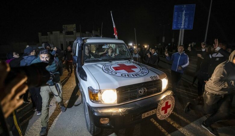 Πόλεμος στη Μέση Ανατολή: Παραδόθηκαν δύο Ισραηλινοί όμηροι από τη Χαμάς στον Ερυθρό Σταυρό