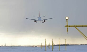 Ολλανδία: Ακυρώθηκαν δεκάδες πτήσεις στο αεροδρόμιο του Άμστερνταμ λόγω χιονόπτωσης