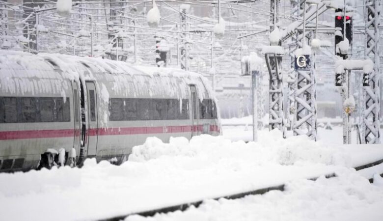 Γερμανία: Επαναλαμβάνονται οι πτήσεις στο αεροδρόμιο του Μονάχου μετά τη σφοδρή χιονόπτωση του Σαββάτου