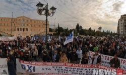 Συγκέντρωση διαμαρτυρίας ελεύθερων επαγγελματιών στο Σύνταγμα για το νέο φορολογικό νομοσχέδιο